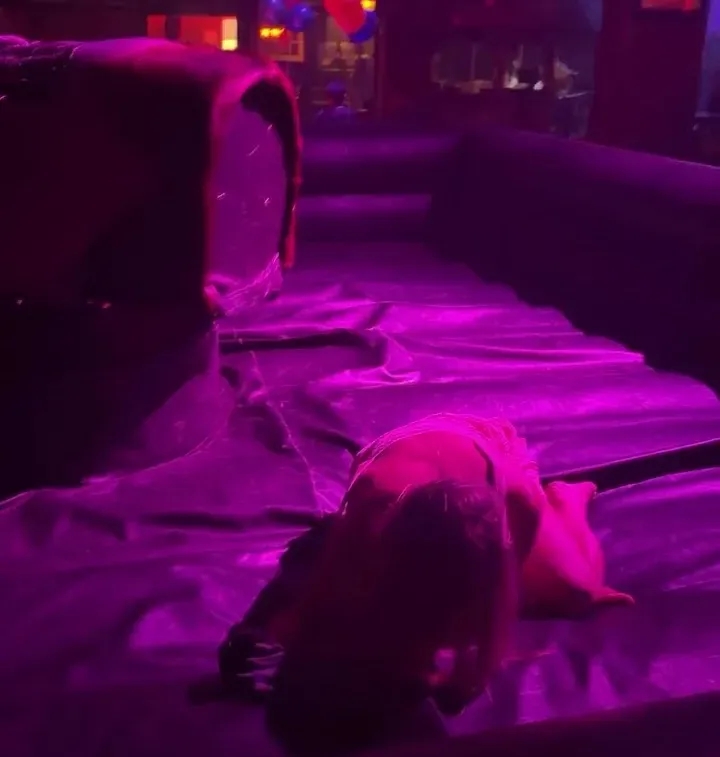 林德洛夫妻子达拉斯夜店骑牛狂欢 丈夫正备战世界杯 林德洛夫妻子达拉斯夜店骑牛狂欢 丈夫正备战世界杯