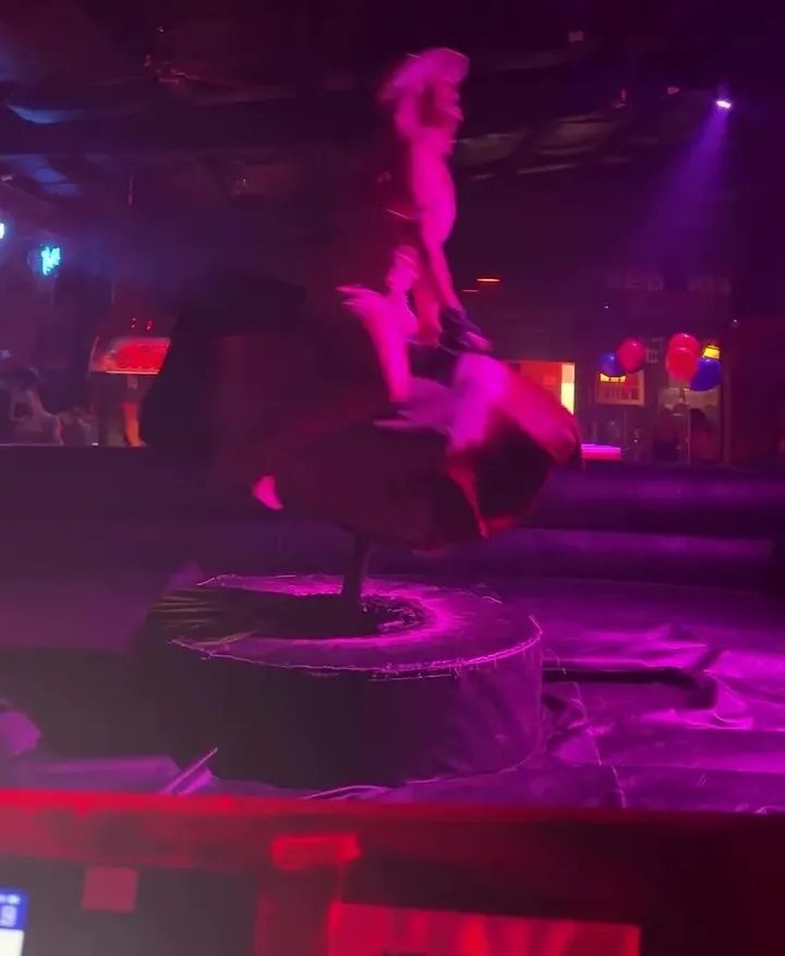 林德洛夫妻子达拉斯夜店骑牛狂欢 丈夫正备战世界杯 林德洛夫妻子达拉斯夜店骑牛狂欢 丈夫正备战世界杯