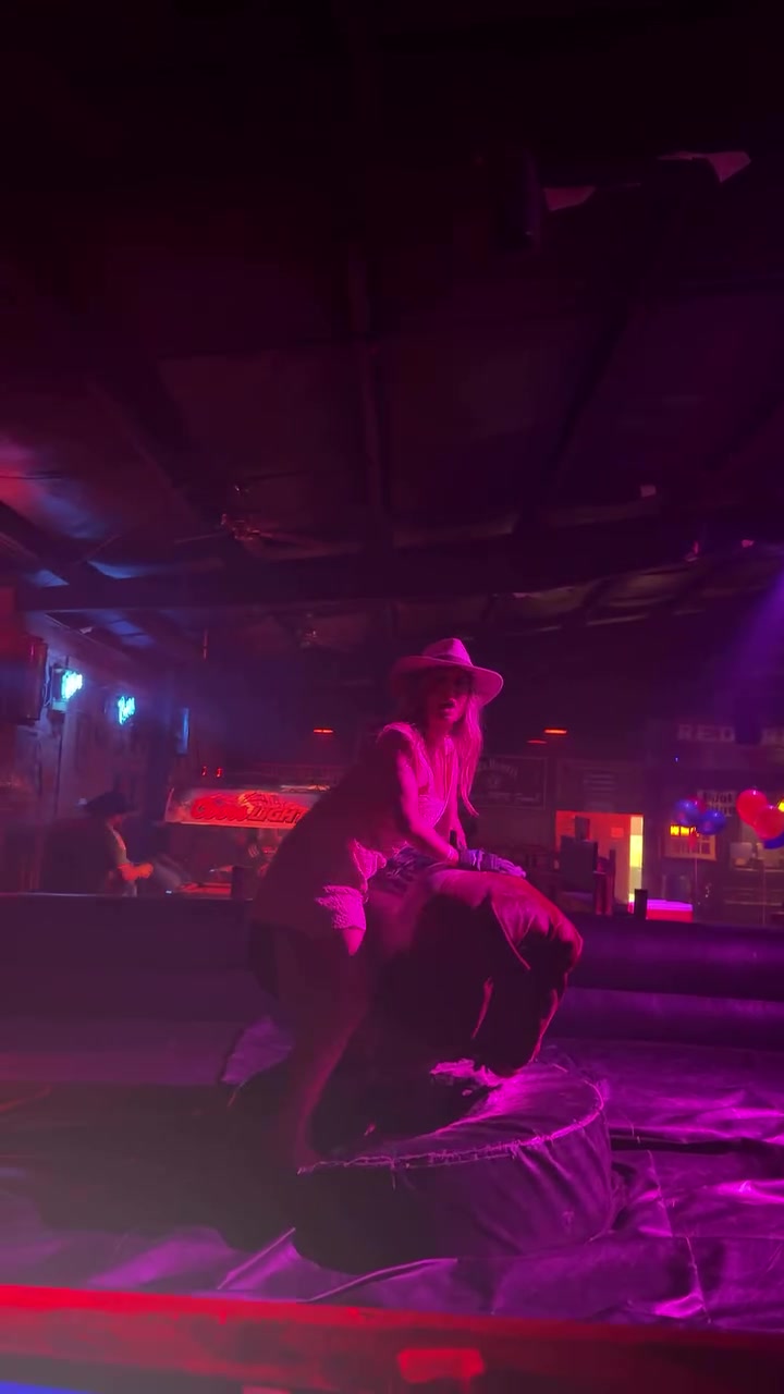 林德洛夫妻子达拉斯夜店骑牛狂欢 丈夫正备战世界杯 林德洛夫妻子达拉斯夜店骑牛狂欢 丈夫正备战世界杯