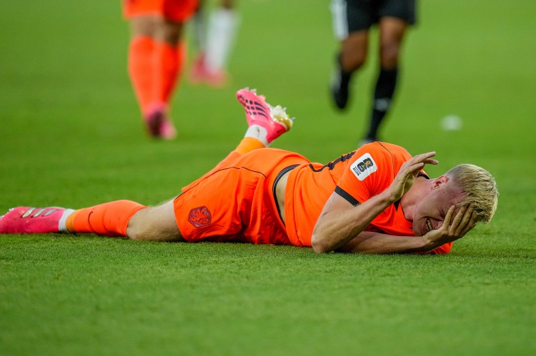 范赫克血溅赛场 费布吕亨两度神扑 荷兰半场0-0摩洛哥 范赫克血溅赛场 费布吕亨两度神扑 荷兰半场0-0摩洛哥