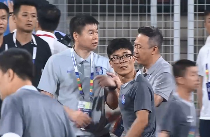 围堵裁判领红牌,于根伟恐遭中足联追加停赛 围堵裁判领红牌,于根伟恐遭中足联追加停赛