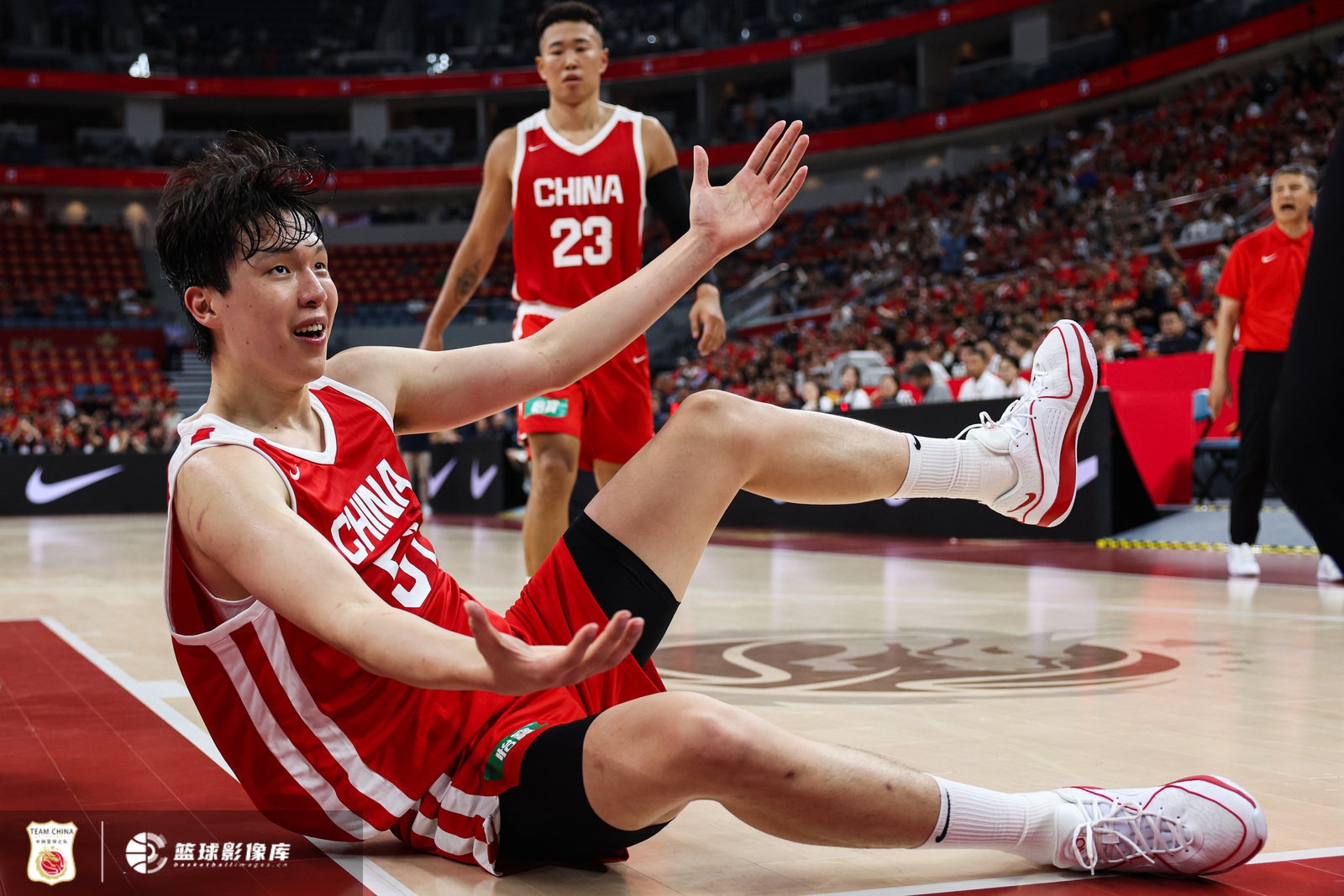 杨瀚森低位打同位置球员效率低 管维佳指非一人之责 杨瀚森低位打同位置球员效率低 管维佳指非一人之责