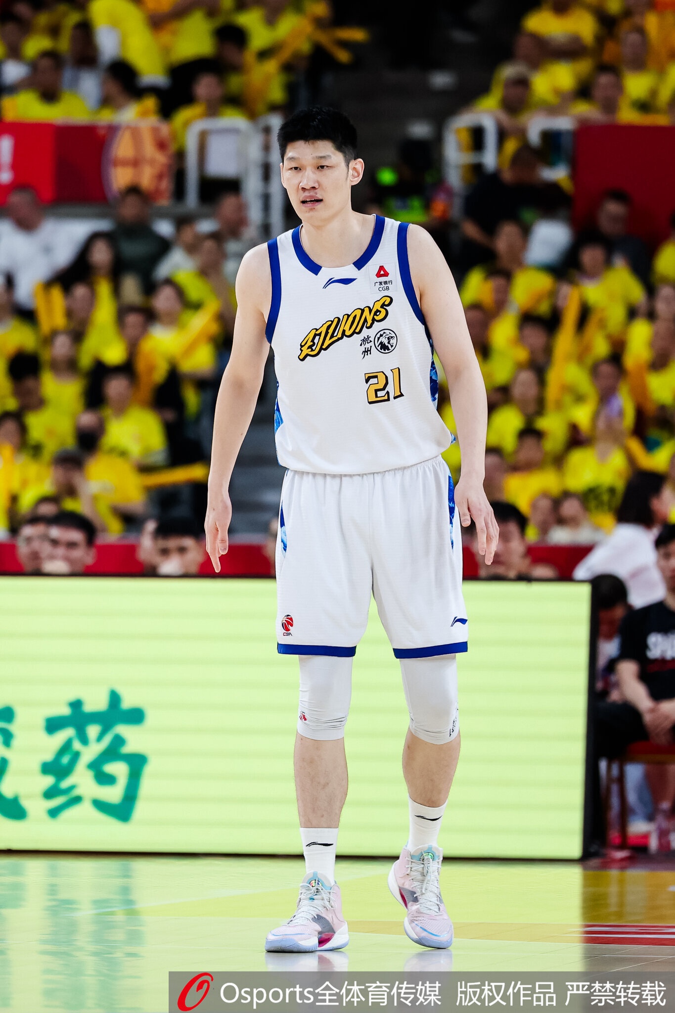 广厦阵容洗牌:塔克续约敲定,布朗签约权交易在即,胡金秋续约暂停