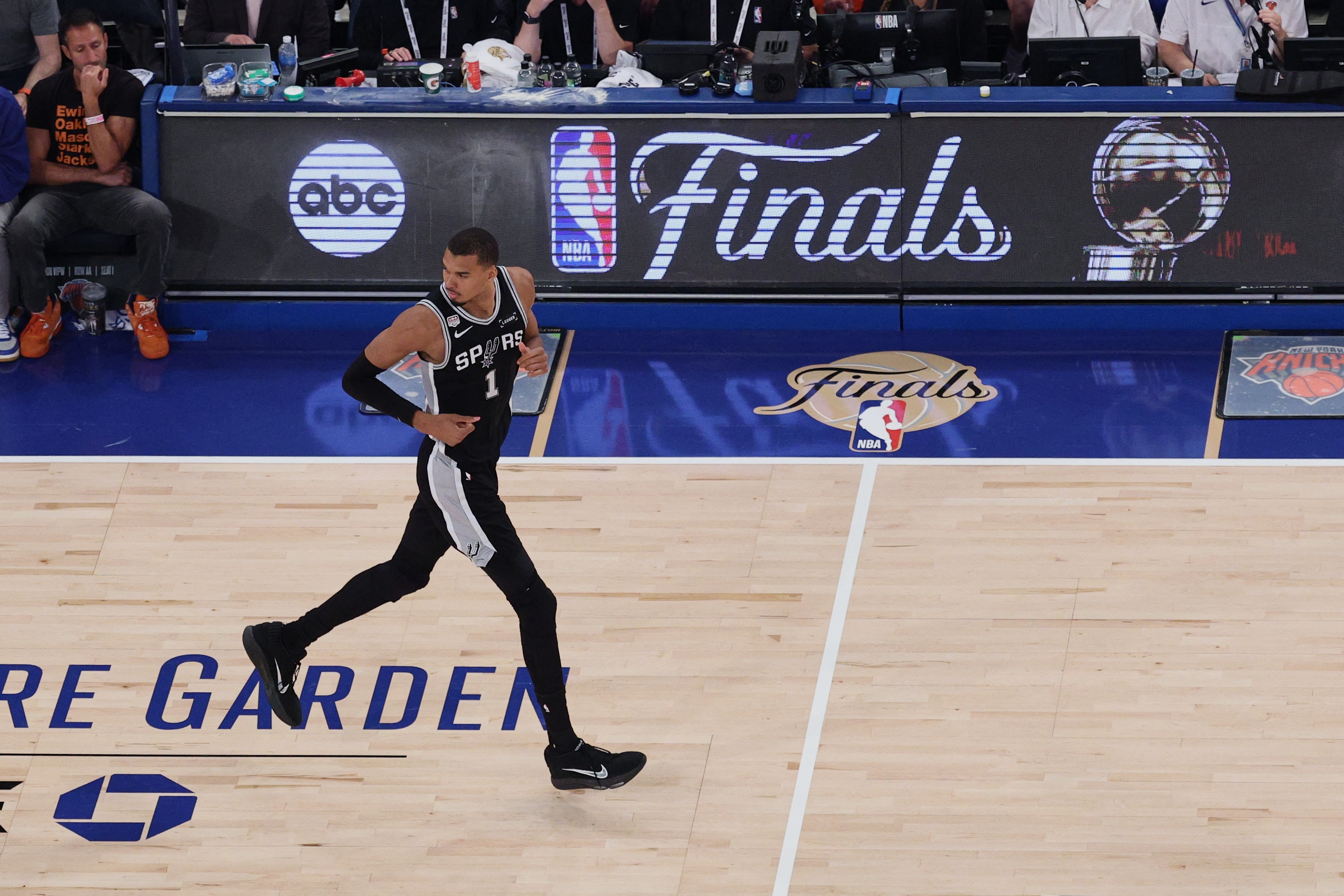 文班亚马锁定NBA2K27封面 降薪续约力保马刺争冠 文班亚马锁定NBA2K27封面 降薪续约力保马刺争冠
