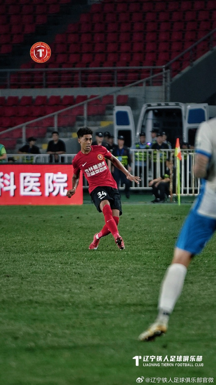 十人辽宁铁人主场0-1负于青岛西海岸,姆本扎直红离场 十人辽宁铁人主场0-1负于青岛西海岸,姆本扎直红离场