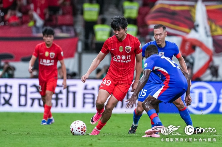 莱昂纳多李新翔建功 上海海港2-0终结德比悬念